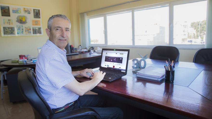 Juan Jose Cortell, CEO de Infortisa frente a su web.