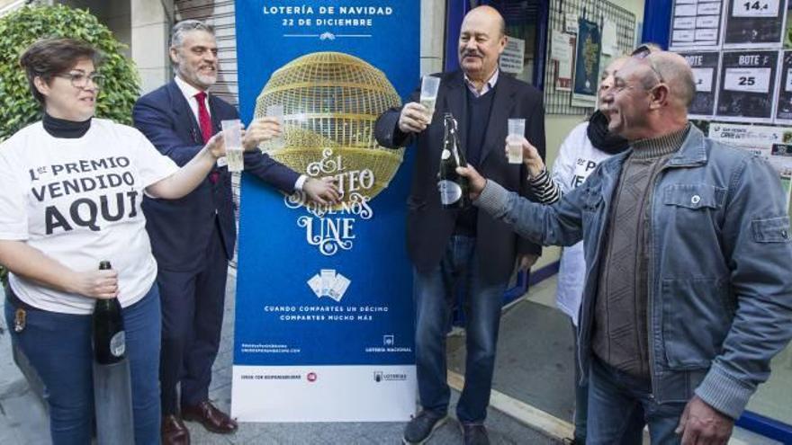 Los loteros, un agraciado y un responsable de Loterías del Estado celebran el Gordo en San Vicente.