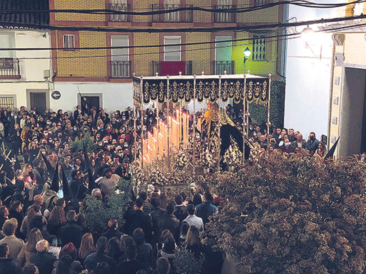 SALIDA DE MARÍA SANTÍSIMA DE LOS DOLORES. EL JUEVES SANTO DESDE LA PARROQUIA DE SAN SEBASTIÁN PP. CARMELITAS.