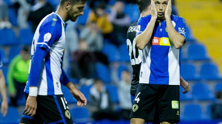 Íñiguez se lamenta en el partido ante el Andorra.