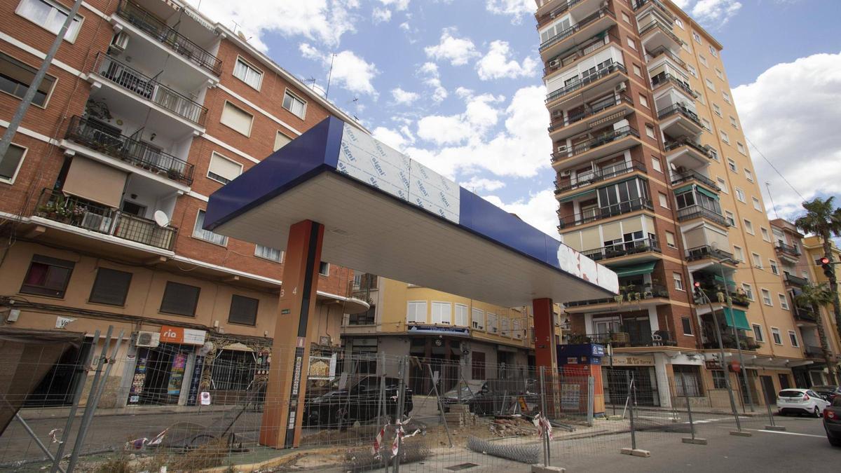 Estación de servicio de la Plaça d'Alacant que se desmantelará a partir del próximo lunes.