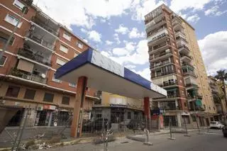 Alzira desmantela otra gasolinera urbana para ganar espacio ajardinado y peatonal