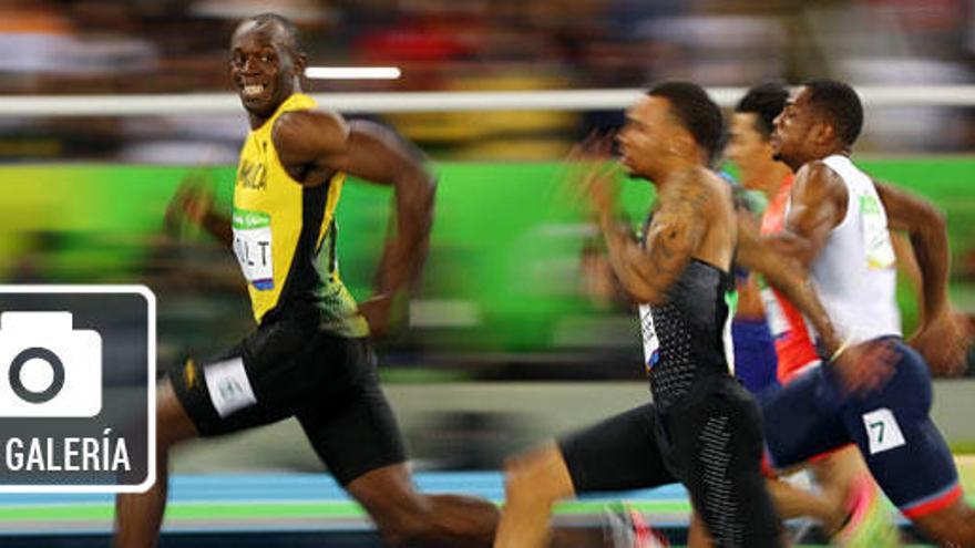 Bolt tuvo tiempo de mirar a cámara en la semifinal de los 100m.