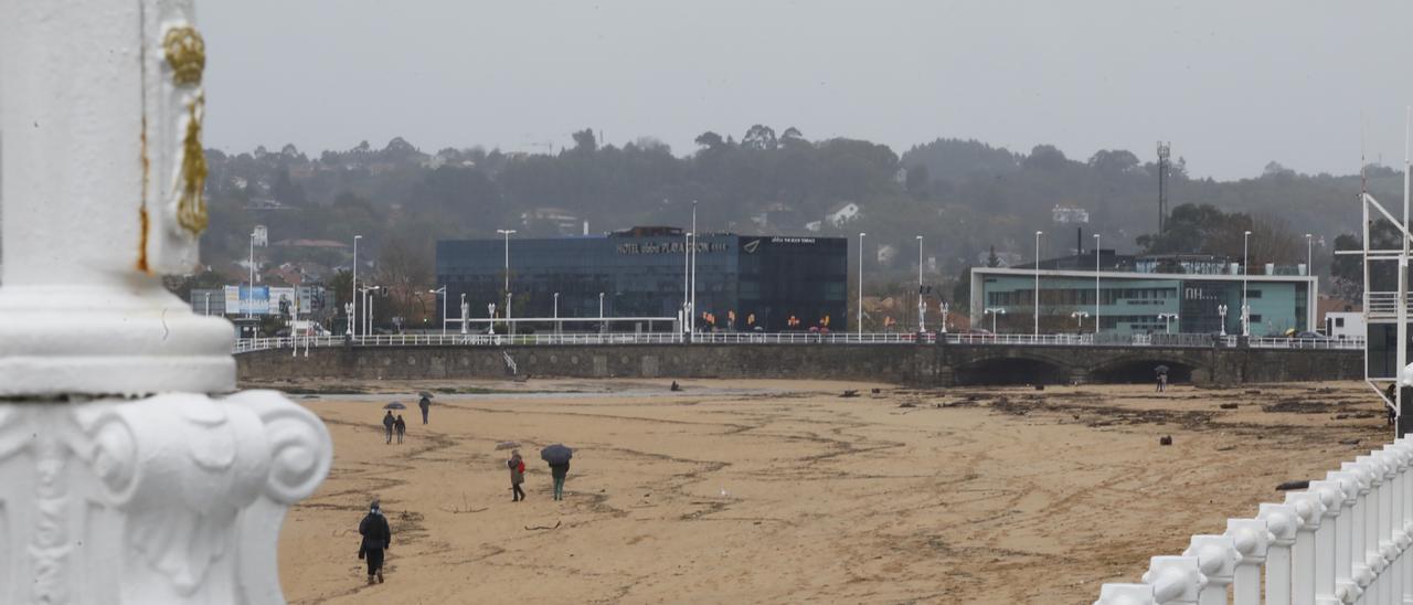 Dos establecimientos hoteleros, junto a la playa de San Lorenzo.