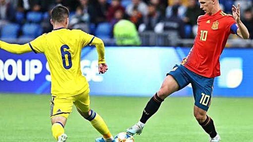 Dani Olmo pelea un balón con la selección Sub-21.