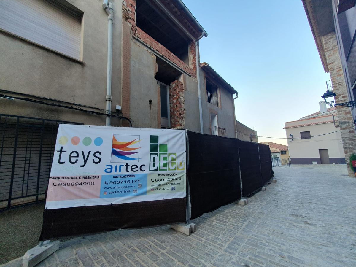 Las obras para transformar la antigua nevera de la Serratella ya están en marcha.