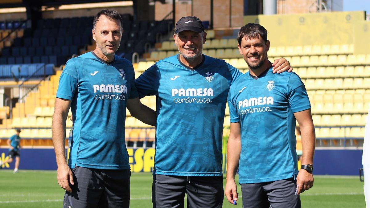 Miguel Álvarez, en la imagen junto a Igor Tasevski (i) y Javi Prats (d), ha renovado por una temporada más con el Villarreal B.