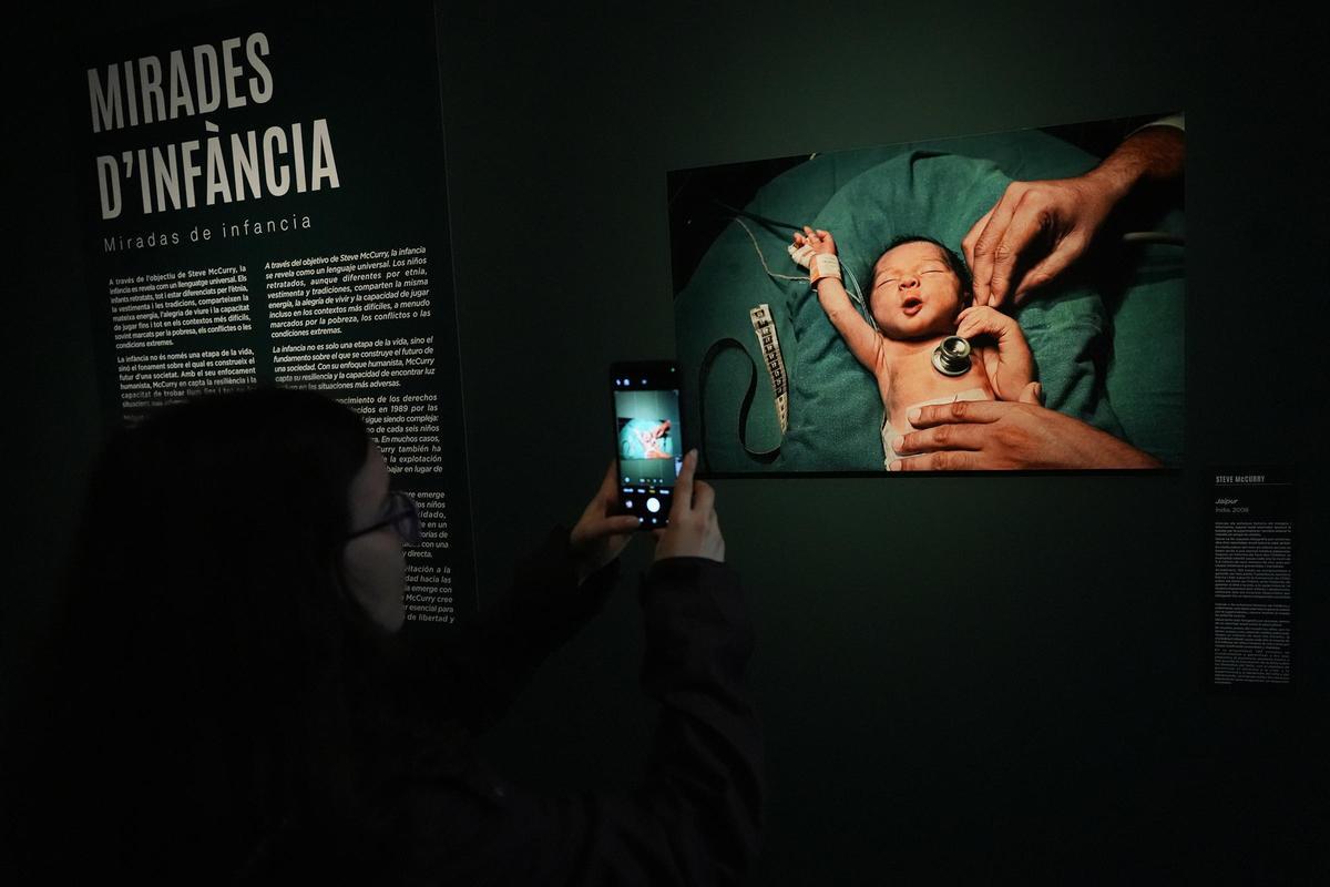 Exposición del fotógrafo Steve McCurry en el Palau Martorell de Barcelona