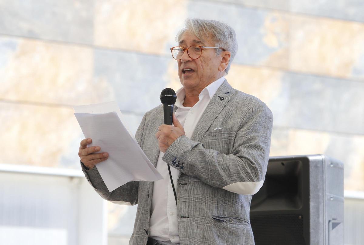 Fernando Franco durante la lectura del pregón de la Festa do Carallote en Cesantes en 2018