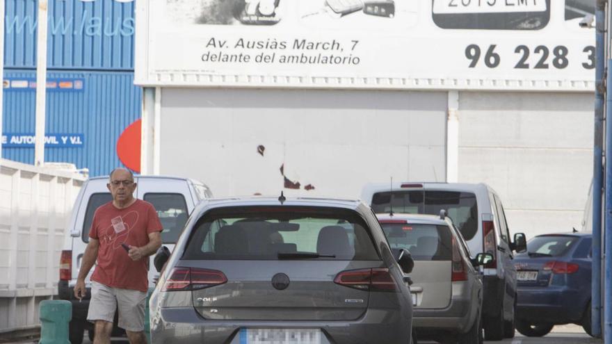 Fila de coches a la espera de pasar la ITV, esta semana en la estación de Xàtiva. |  PERALES IBORRA