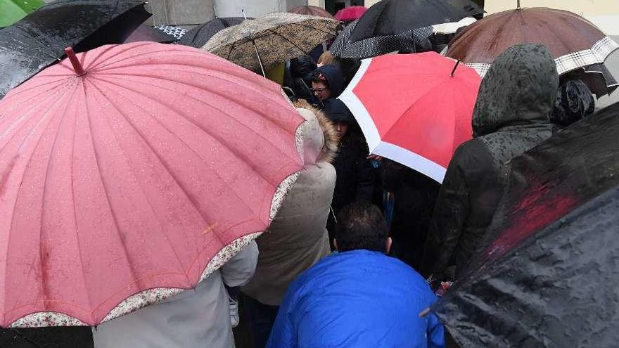 Gente protegiéndose de la lluvia en A Coruña.