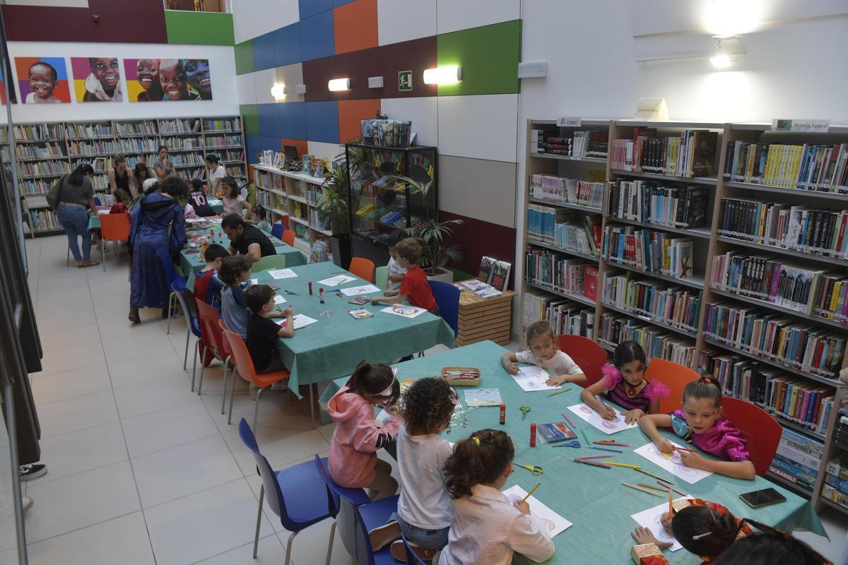 Niños en la Biblioteca Municipal de Arucas.
