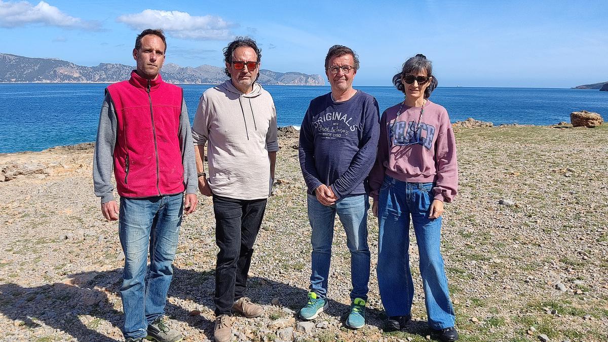 Toni Pujades, Sebastià Pujol, Jaume Cerdà y Magdalena Aloy, fotografiados en sa Ferradura, uno de los posibles canales de entrada del cable a Mallorca.