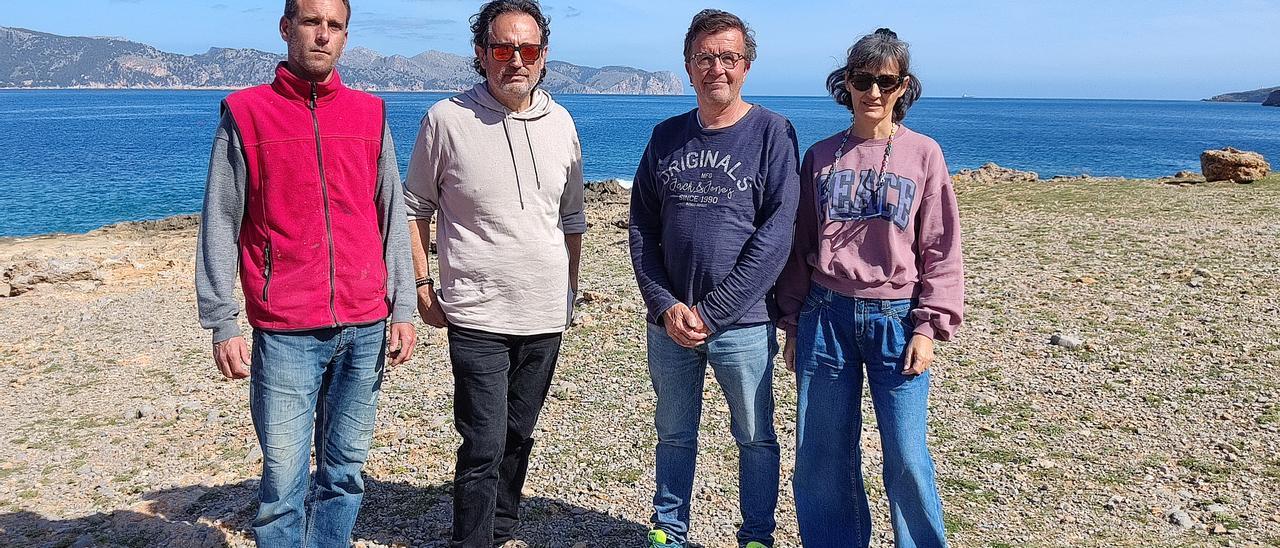 Toni Pujades, Sebastià Pujol, Jaume Cerdà y Magdalena Aloy, fotografiados en sa Ferradura, uno de los posibles canales de entrada del cable a Mallorca.