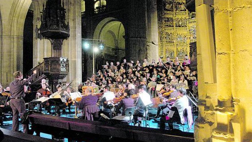El Coro de la Fundación y la OSPA, durante el ensayo general, ayer, en la Catedral. / luisma murias