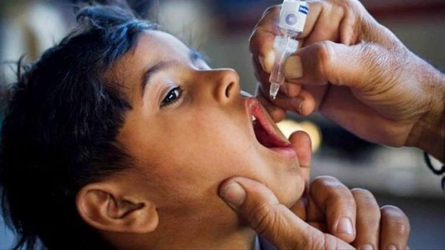 Un niño recibe la vacuna contra la polio.