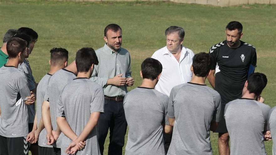 Un partido en el césped y otro en el palco