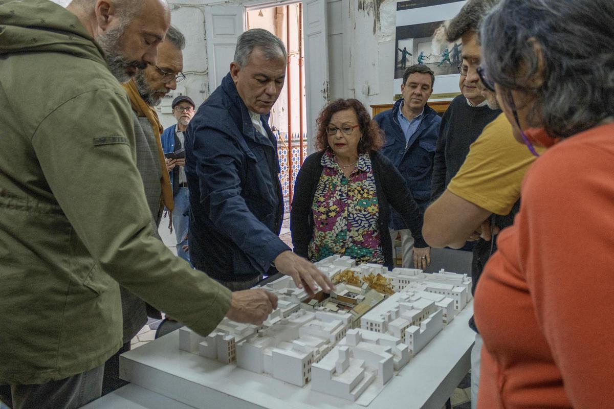El alcalde de Sevilla explicándole a los vecinos el proyecto de reforma