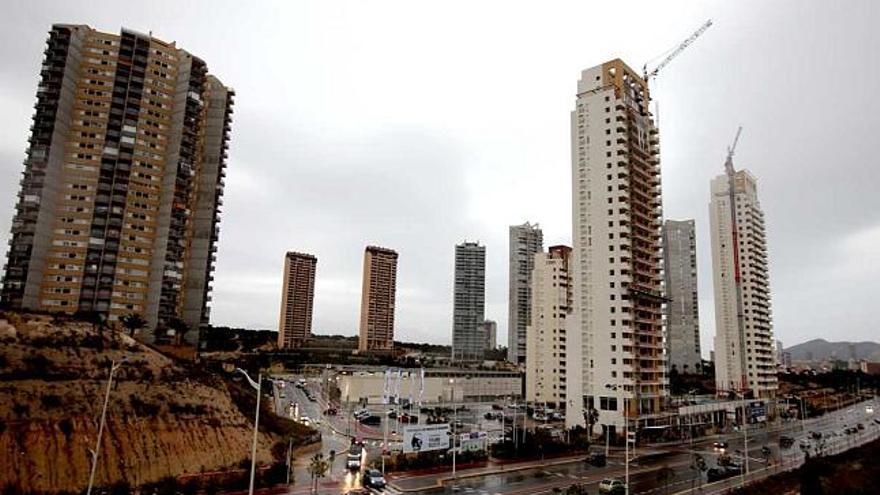 Edificios habitados y en construcción en la Vía Parque de Benidorm, una de las zonas con mayor expansión