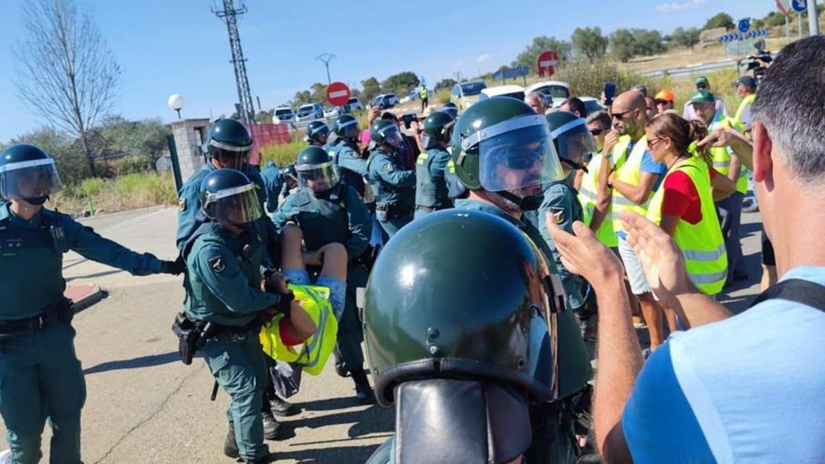 Un momento de tensión entre los guardias civiles y los piquetes, este viernes, ante las instalaciones de Acenorca.