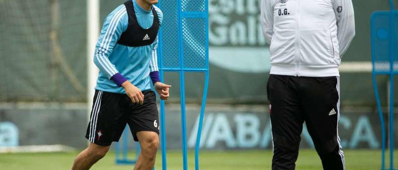 Óscar García sigue las evoluciones de Denis Suárez durante el entrenamiento celebrado ayer por el Celta en A Madroa. // LaLiga