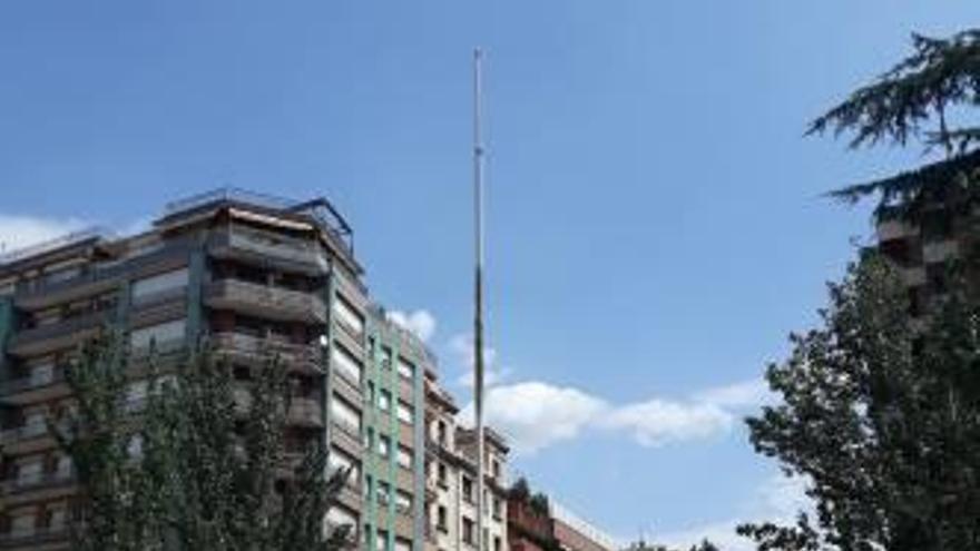 El pal sense estelada, ahir, a la plaça de l&#039;Onze de Setembre de Manresa