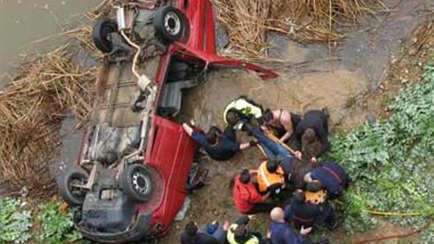 Un hombre resulta herido grave al caer con su coche por el puente de la Universidad de Badajoz