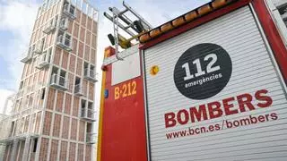 Los Bombers de Barcelona trabajan en la fuga de gasoil de un autobús en plaza Catalunya
