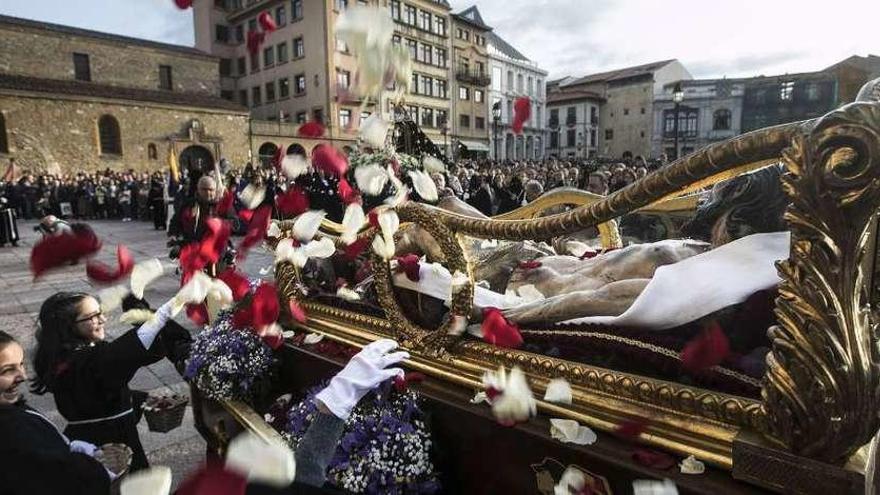 Pétalos de rosa para el Santo Entierro en la plaza de la Catedral