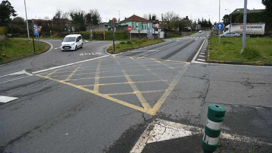 Varios vehículos circulan por el cruce de A Rocha.