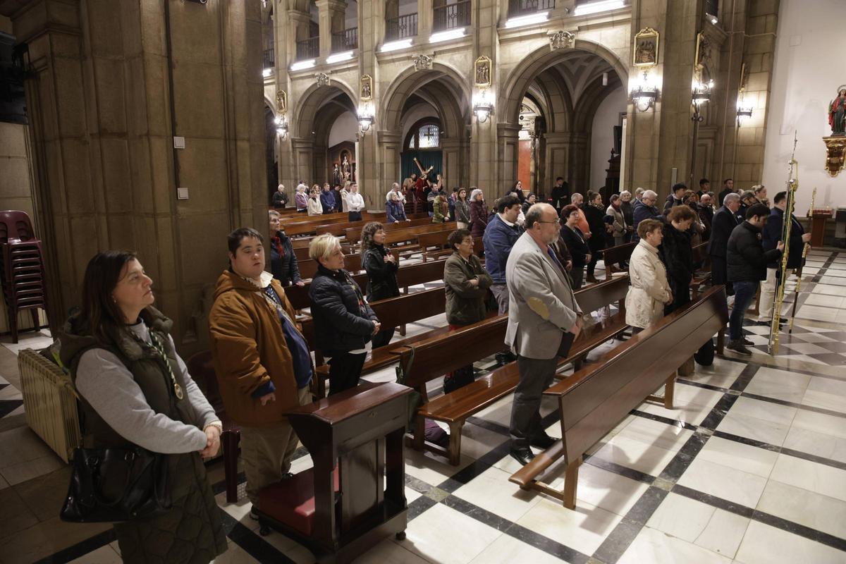 La Hermandad de la Vera Cruz recibe al Santo Cristo de la Misericordia como nuevo titular (en imágenes)