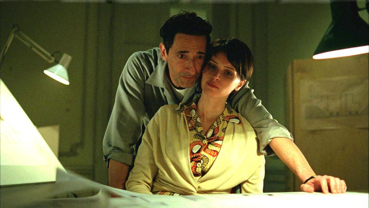 Adrien Brody y Felicity Jones, en una escena de ‘The Brutalist’. Cynthia Erivo y Ariana Grande en ‘Wicked’