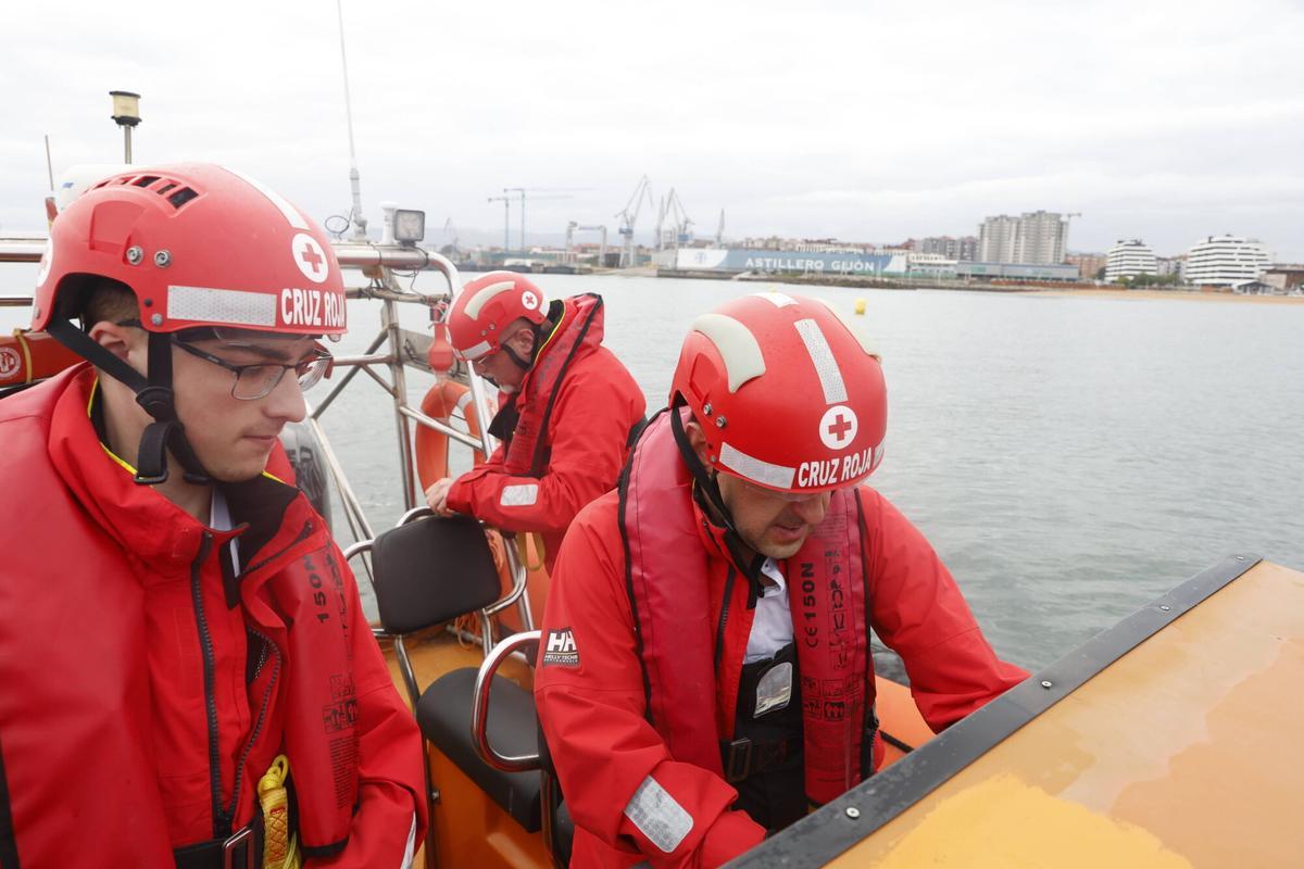 El control de la calidad de las aguas del mar de Gijón, en imágenes