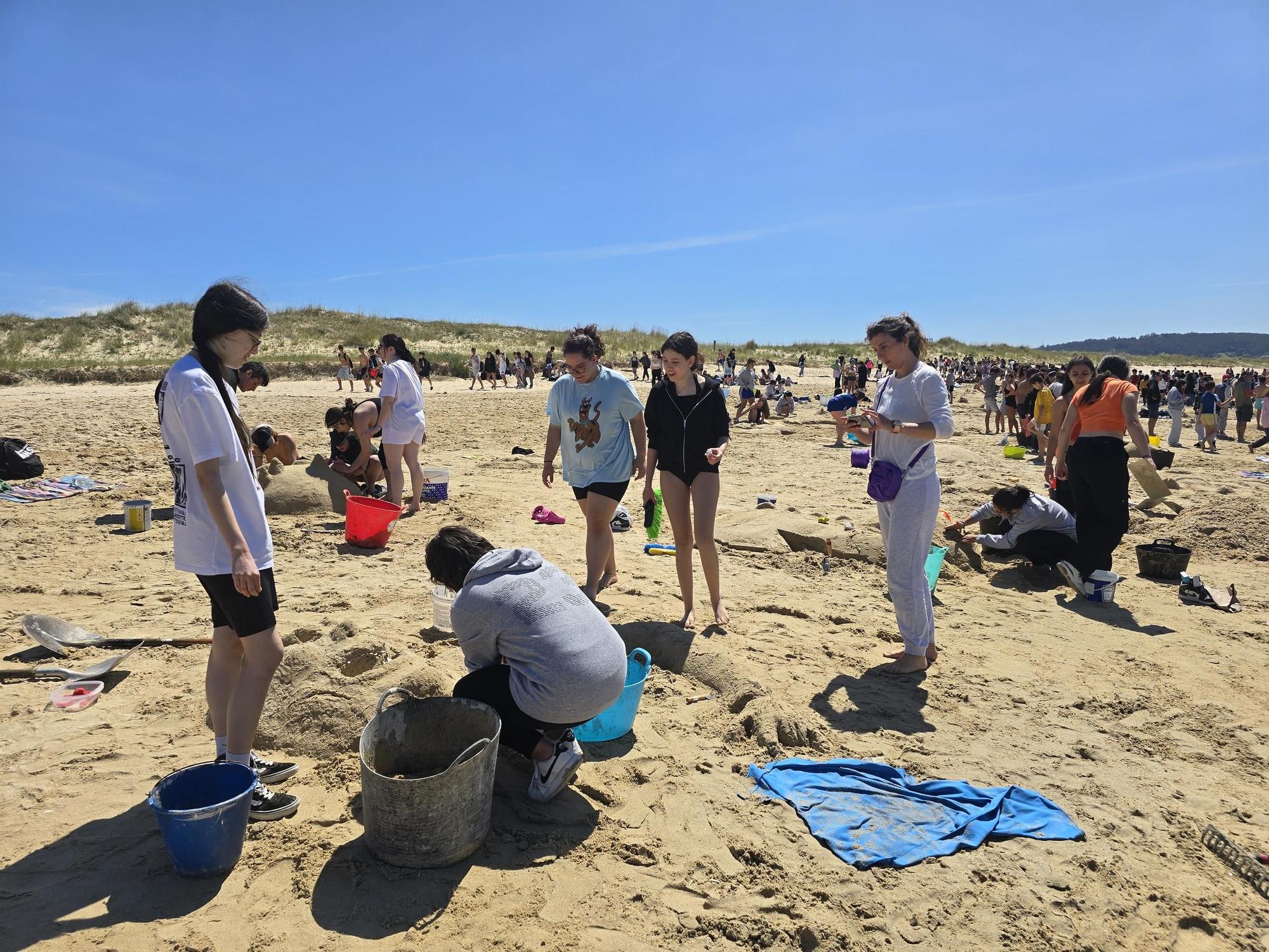 Así pasaron los alumnos el "Día de las Esculturas" en la playa de A Lanzada.