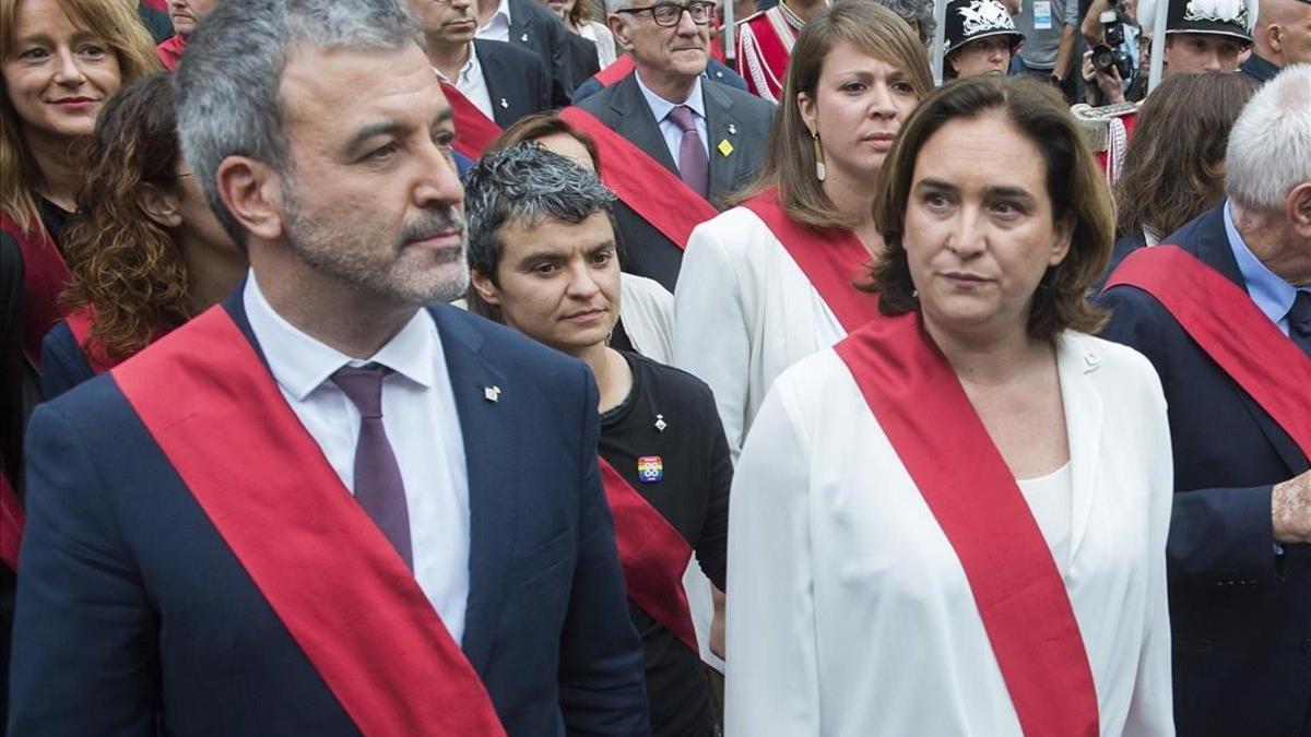 Jaume Collboni y Ada Colau, cruzando la plaza de Sant Jaume