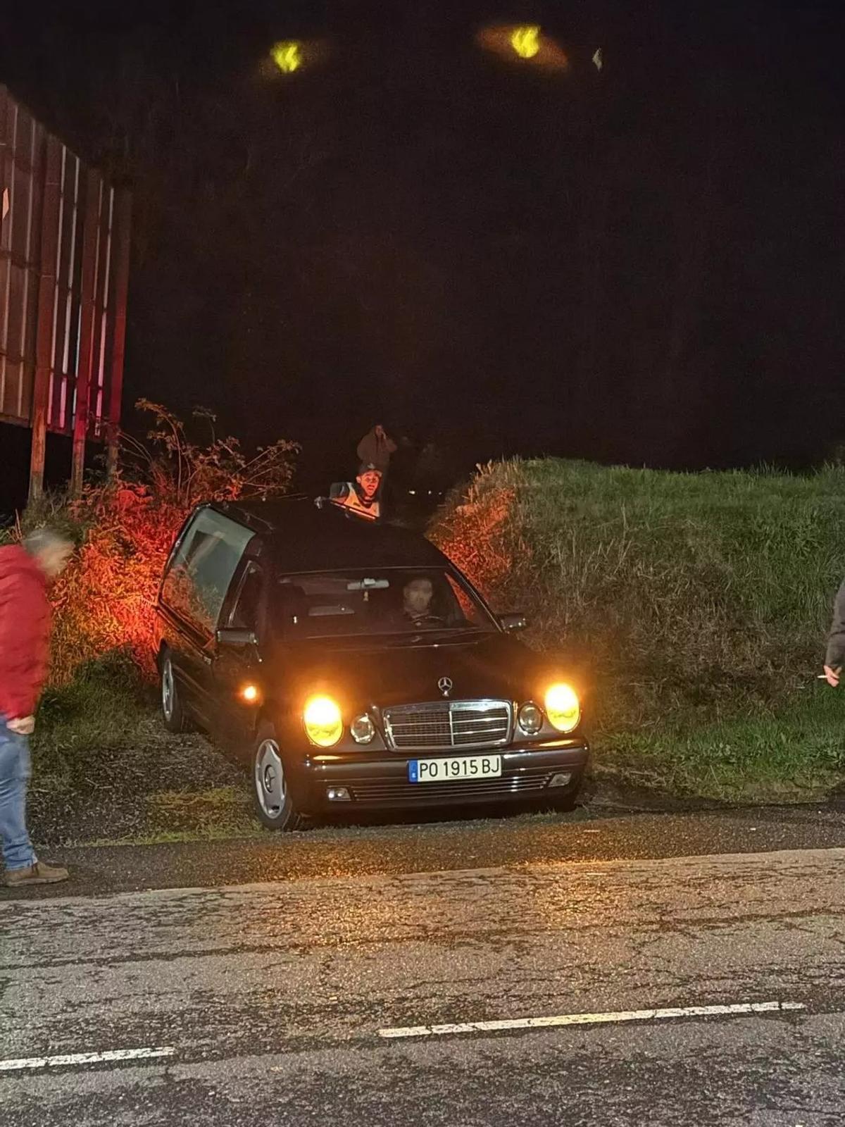 Maniobra de la funeraria para acceder a la finca