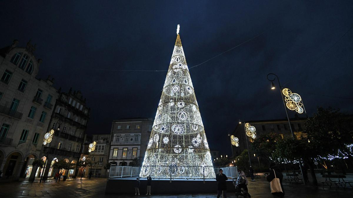 El árbol decorado de 30 metros pasa de A Ferrería a la plaza de España