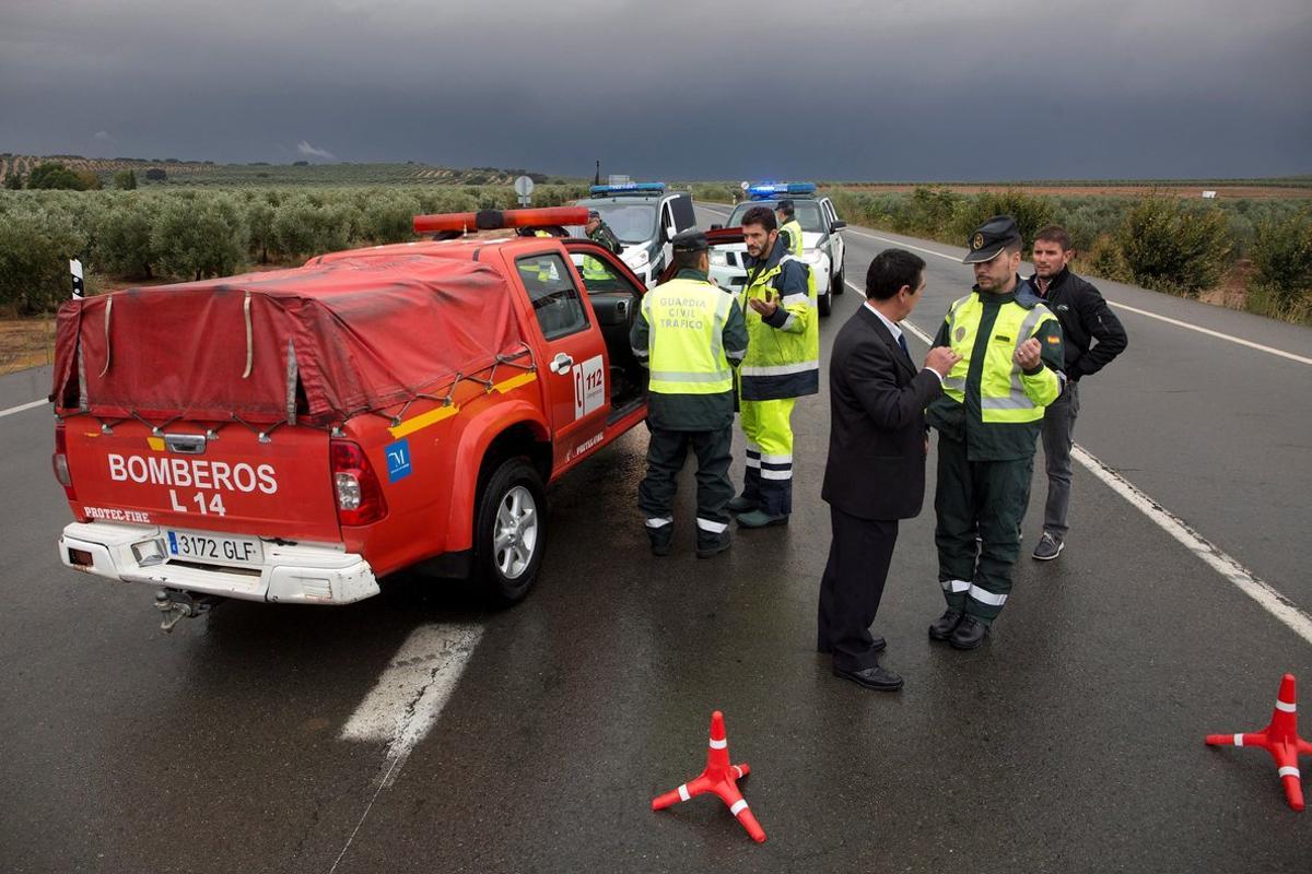 GRAF1455. CAMPILLOS (MÁLAGA), 21/10/2018.- Miembros de la Guardia Civil, Policía Nacional y Bomberos mantienen la carretera A-384, que da acceso al municipio de Campillos, cortada al tráfico debido a las fuertes lluvias caídas durante las últimas horas. EFE/Daniel Pérez