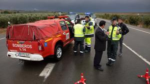 GRAF1455. CAMPILLOS (MÁLAGA), 21/10/2018.- Miembros de la Guardia Civil, Policía Nacional y Bomberos mantienen la carretera A-384, que da acceso al municipio de Campillos, cortada al tráfico debido a las fuertes lluvias caídas durante las últimas horas. EFE/Daniel Pérez