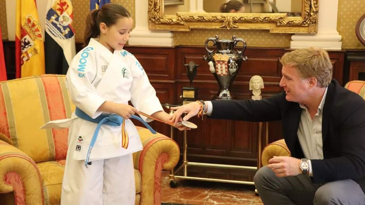 Valeria, con el alcalde de Badajoz, Ignacio Gragera, en el ayuntamiento.