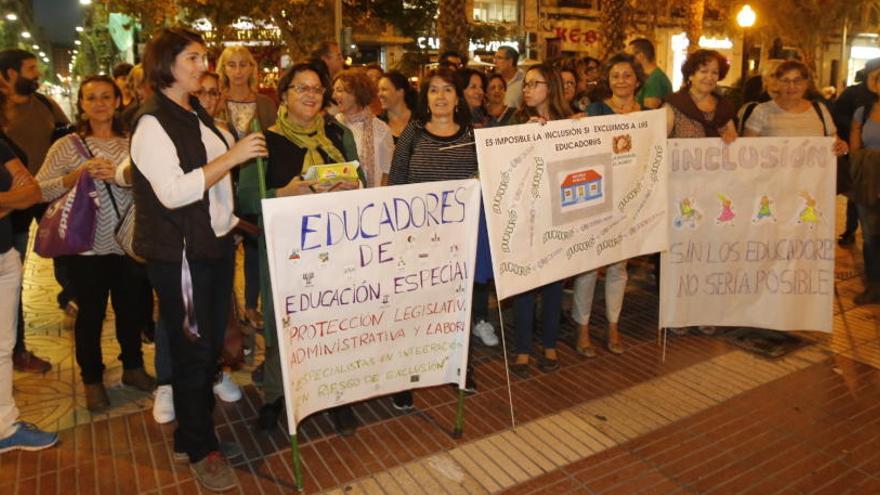 Educadores en la concentración ante el Consell