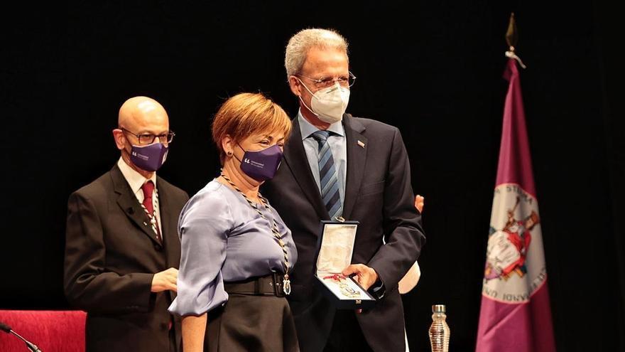 César Manrique recibe la tercera Medalla de Honor de la ULL