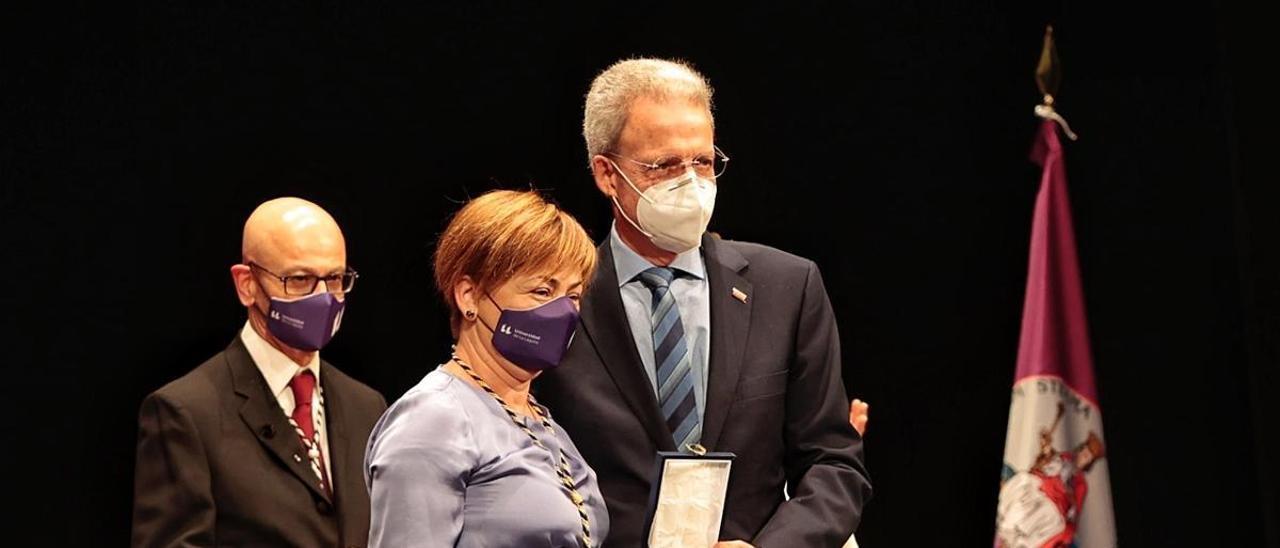 La rectora de la ULL, Rosa Aguilar, entrega la Medalla de Honor al presidente de la Fundación César Manrique, José Juan Ramírez.