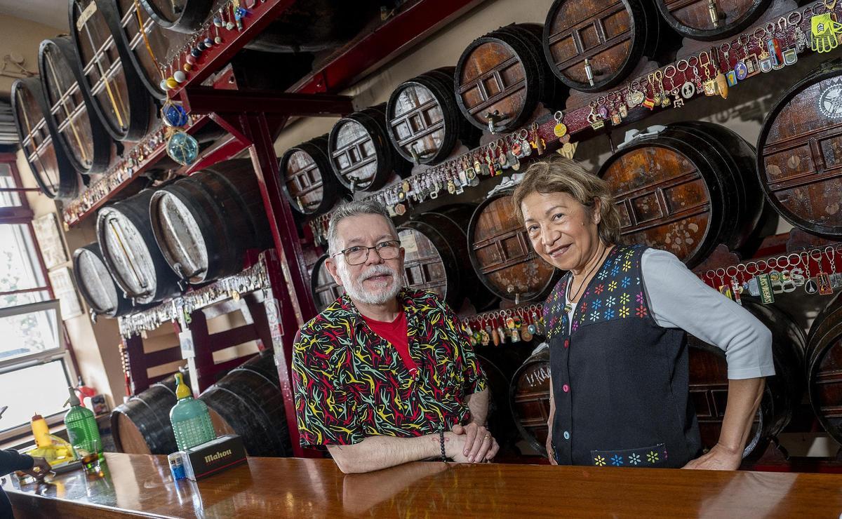 Rosa Flores y Juan Antonio González Cala, en la Bodega J. Cala.