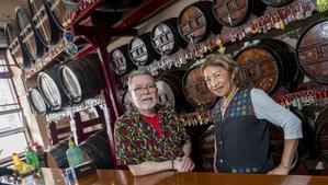 Rosa Flores y Juan Antonio González Cala, en la Bodega J. Cala.