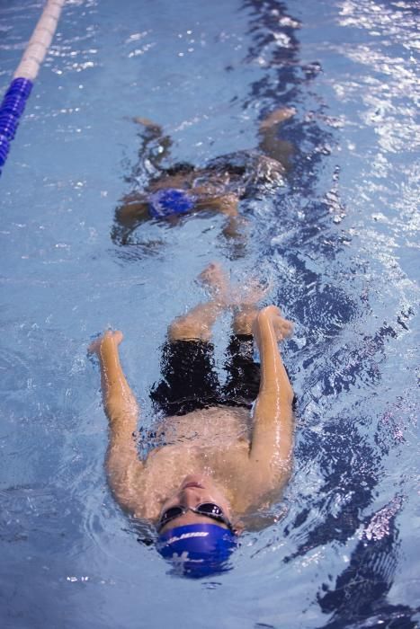 Equipo de natación adaptado en las piscinas del Parque del Oeste.