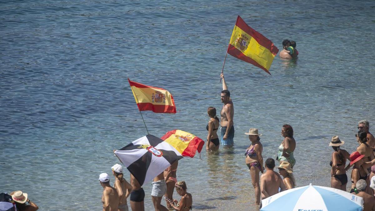 Numerosas personas presencian una concentración de embarcaciones y motos en apoyo al pueblo ceutí.