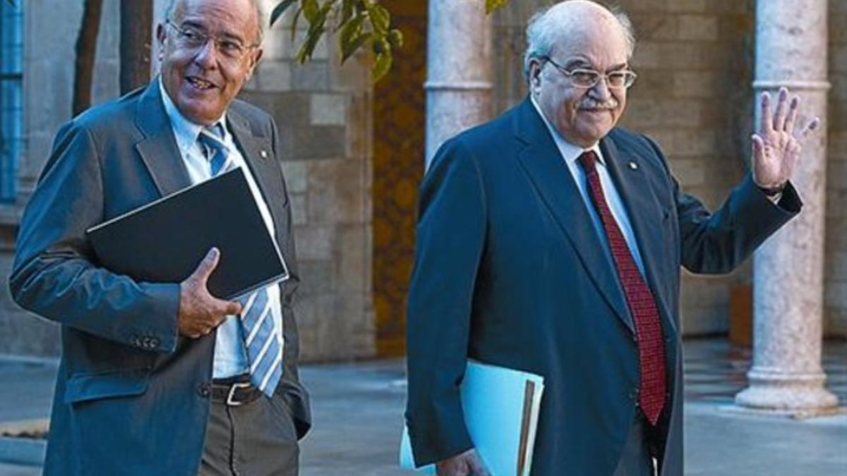 Los 'consellers' de Salut, Boi Ruiz, y de Economia, Andreu Mas-Colell.