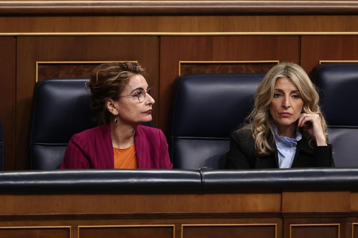 La vicepresidenta primera y ministra de Hacienda, María Jesús Montero y la vicepresidenta segunda y ministra de Trabajo, Yolanda Díaz, este jueves en el Congreso.