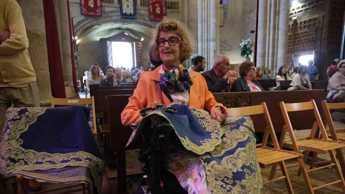 La familia Santos Robledo dona un nuevo manto a la Virgen de la Montaña en un acto de inclusión